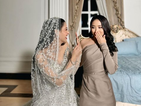 10 Potret Cantik Natasha Wilona saat Hadir di Acara Pernikahan Susan Sameh, Datang Bersama Partner Kondangan ini Sosoknya