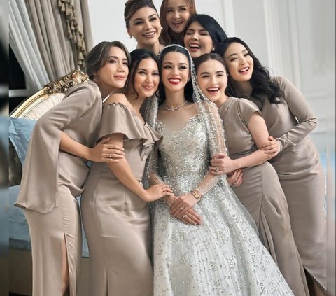 10 Potret Cantik Natasha Wilona saat Hadir di Acara Pernikahan Susan Sameh, Datang Bersama Partner Kondangan ini Sosoknya