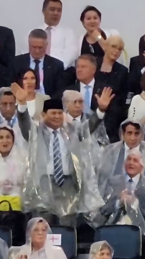 Prabowo Hujan-Hujanan, Berdiri Bangga Lambaikan Tangan ke Kontingen Indonesia di Paris