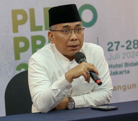 Ketua Umum Pengurus Besar Nahdlatul Ulama (PBNU) Yahya Cholil Staquf atau Gus Yahya menyampaikan keterangan pers hasil Rapat Pleno PBNU 2024 di Jakarta, Minggu (28/7/2024). Dalam momen tersebut Gus Yahya angkat bicara soal kemungkinan pengambilalihan Partai Kebangkitan Bangsa (PKB) oleh PBNU. Foto: Liputan6.com/Herman Zakharia