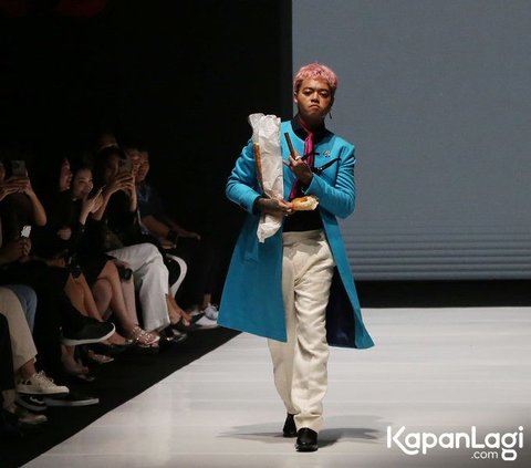 10 Potret Reza Arap Tampil jadi Model, Gayanya Memukau saat Melenggang di Catwalk