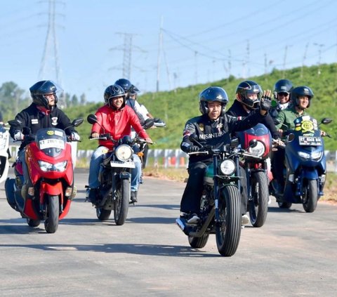 Presiden Joko Widodo atau Jokowi mengendarai sepeda motor saat meninjau pembangunan jalan tol Ibu Kota Nusantara (IKN) di Kabupaten Penajam Paser Utara, Kalimantan Timur, Minggu (28/7/2024). Dalam momen tersebut, Jokowi motoran bareng sejumlah artis dan influencer seperti Raffi Ahmad, Nagita Slavina, Irwansyah, Zaskia Sungkar, Atta Halilintar, Aurel Hermansyah, Sintya Marisca, Ferry Maryadi, Gading Marten, Poppy Sovia, Willie Salim, Meicy Villia, hingga Dian Ayu Lestari. Foto: Instagram/Jokowi