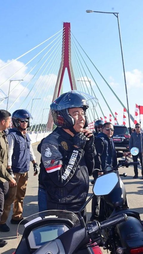 Menurut Jokowi, kondisi jalan tol dapat lebih dirasakan apabila menggunakan sepeda motor. Oleh karena itu, dia memilih mengendarai motor untuk meninjau langsung kondisi pembangunan jalan tol IKN. Foto: Instagram/Jokowi<br>