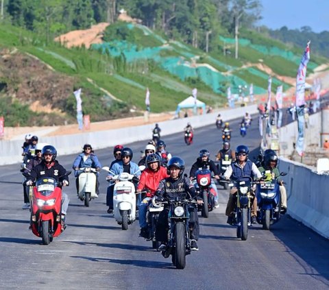 FOTO: Gaya Jokowi Motoran Bareng Raffi Ahmad hingga Gading Marten Jajal Tol IKN