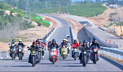 Jokowi mengapresiasi kondisi jalan tol yang dinilai sudah cukup baik. Meski masih dalam tahap pembangunan, namun kondisi jalan tol cukup baik untuk dilewati kendaraan bermotor.<br>