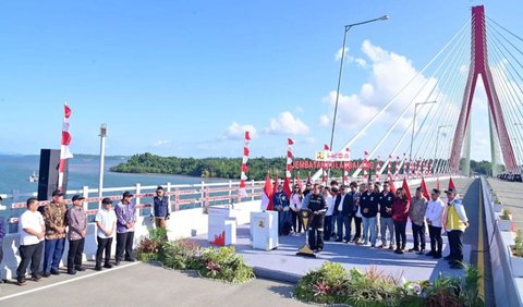 Dalam kegiatan tersebut, Jokowi turut meresmikan Jembatan Pulau Balang yang menghubungkan Kota Balikpapan dengan Kabupaten Penajam Paser Utara.