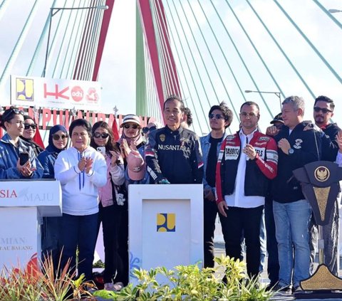 FOTO: Gaya Jokowi Motoran Bareng Raffi Ahmad hingga Gading Marten Jajal Tol IKN