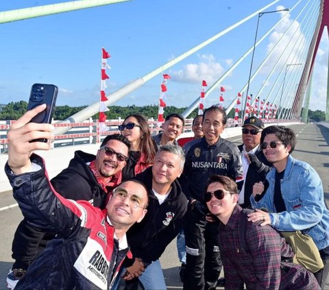 FOTO: Gaya Jokowi Motoran Bareng Raffi Ahmad hingga Gading Marten Jajal Tol IKN