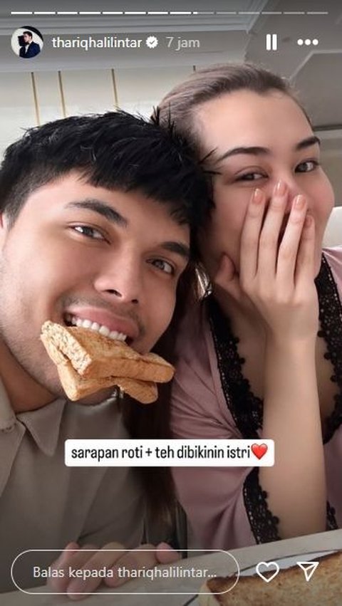 Thariq juga memamerkan momen sarapan dengan masakan istrinya untuk pertama kali.