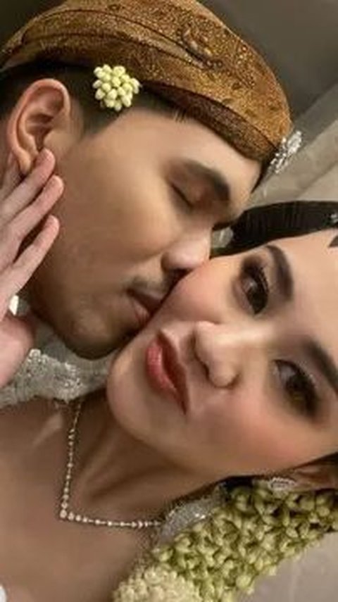 Potret Thariq Halilintar dan Aaliyah Massaid Pamer Kemesraan Usai Jadi Suami Istri, Tak Sungkan Peluk Cium di Depan Publik<br>