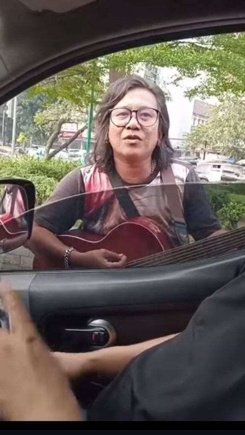 Potret Pengamen di Lampu Merah Mirip Banget Ari Lasso, Maia Estianty Sampai Bilang Lebih Ganteng