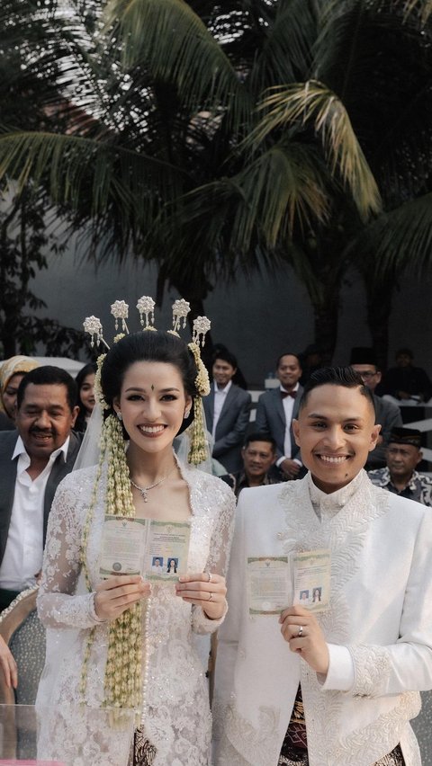 Susan Sameh dan sang suami tampil serasi dalam balutan busana pengantin adat Jawa nuansa putih.