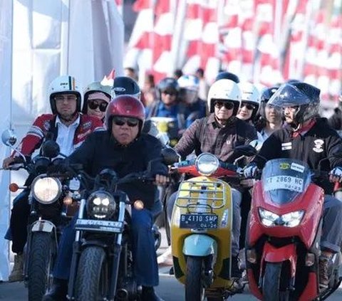 Potret Presiden Jokowi mengajak Raffi Ahmad Cs naik motor ke Jembatan Pulau Balang di IKN,.