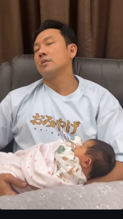 Kini jadi Ayah, ini Momen Denny Sumargo Gendong Baby Gabriella Sampai Ketiduran di Kursi