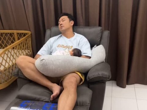 Kini jadi Ayah, ini Momen Denny Sumargo Gendong Baby Gabriella Sampai Ketiduran di Kursi