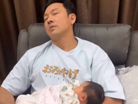 Kini jadi Ayah, ini Momen Denny Sumargo Gendong Baby Gabriella Sampai Ketiduran di Kursi