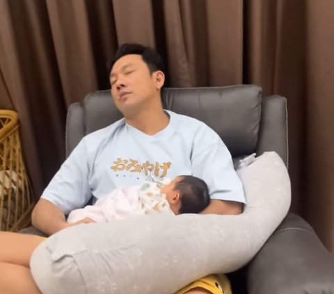 Kini jadi Ayah, ini Momen Denny Sumargo Gendong Baby Gabriella Sampai Ketiduran di Kursi