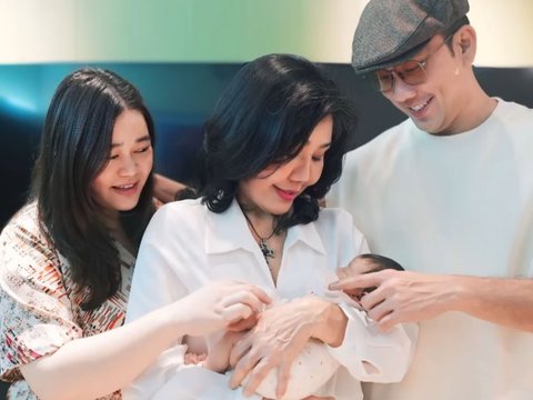 Kini jadi Ayah, ini Momen Denny Sumargo Gendong Baby Gabriella Sampai Ketiduran di Kursi