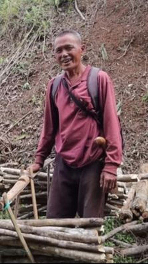 Pahit Getir Kehidupan Masyarakat di Kampung, Cari Uang Rp50 Ribu Jadi Kuli Panggul Kayu<br>