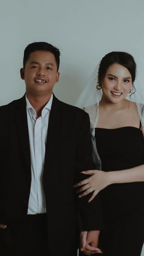 Lebih dari satu tahun Ditha dan Dustin menjalin hubungan asmara, keduanya memutuskan untuk melangkah ke jenjang yang lebih serius.