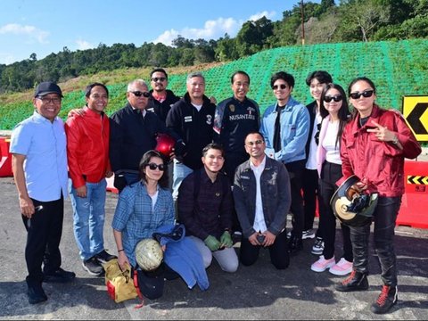 A Portrait of a Lineup of Artists Having Dinner with President Jokowi in IKN