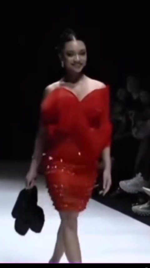 Sikap Profesional Naura Ayu saat Jatuh di Catwalk, Tenteng High Heels dan Kembali Melenggang Elegan