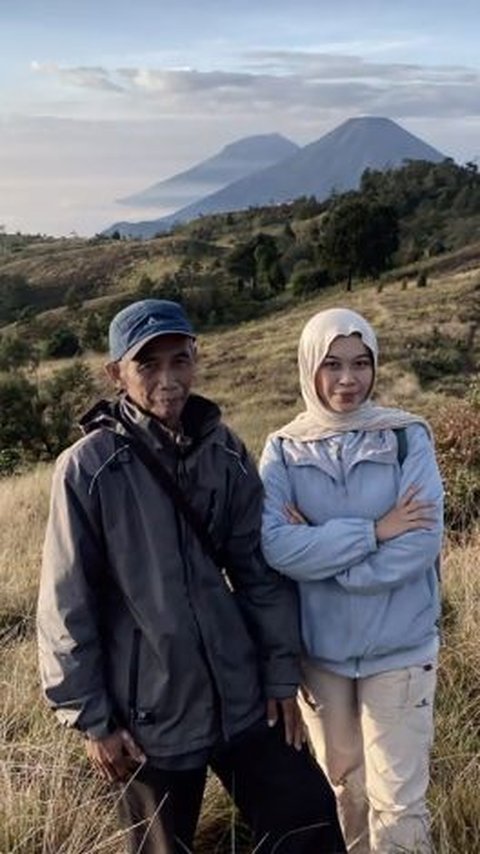 Bukan Bareng Pacar atau Sahabat, Wanita Ini Justru Mendaki Gunung Ditemani Ayah yang Berusia 65 Tahun