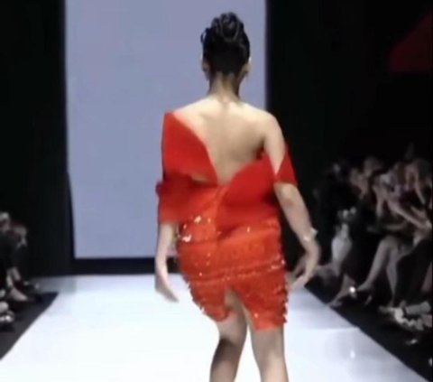 Sikap Profesional Naura Ayu saat Jatuh di Catwalk, Tenteng High Heels dan Kembali Melenggang Elegan