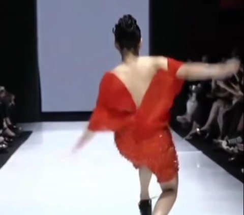 Sikap Profesional Naura Ayu saat Jatuh di Catwalk, Tenteng High Heels dan Kembali Melenggang Elegan