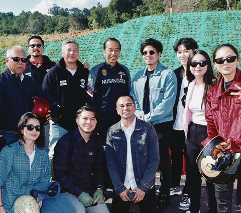 A Portrait of a Lineup of Artists Having Dinner with President Jokowi in IKN