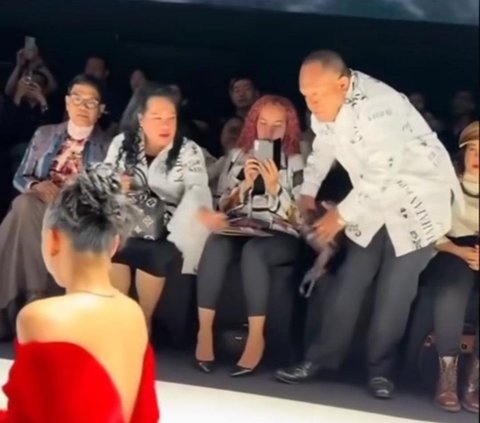 Sikap Profesional Naura Ayu saat Jatuh di Catwalk, Tenteng High Heels dan Kembali Melenggang Elegan