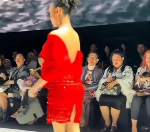 Sikap Profesional Naura Ayu saat Jatuh di Catwalk, Tenteng High Heels dan Kembali Melenggang Elegan