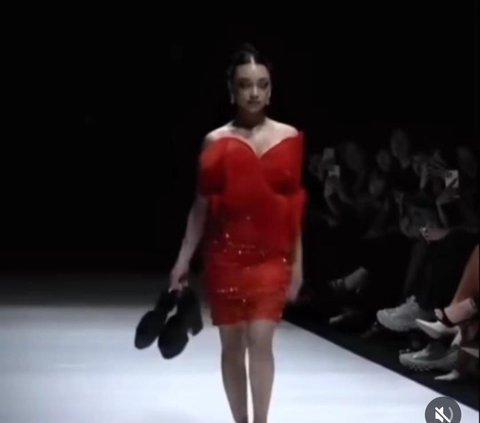 Sikap Profesional Naura Ayu saat Jatuh di Catwalk, Tenteng High Heels dan Kembali Melenggang Elegan