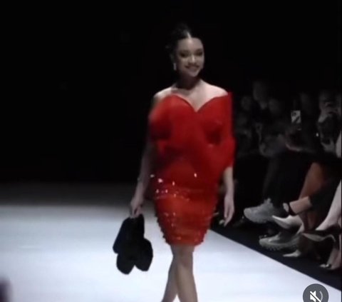 Sikap Profesional Naura Ayu saat Jatuh di Catwalk, Tenteng High Heels dan Kembali Melenggang Elegan