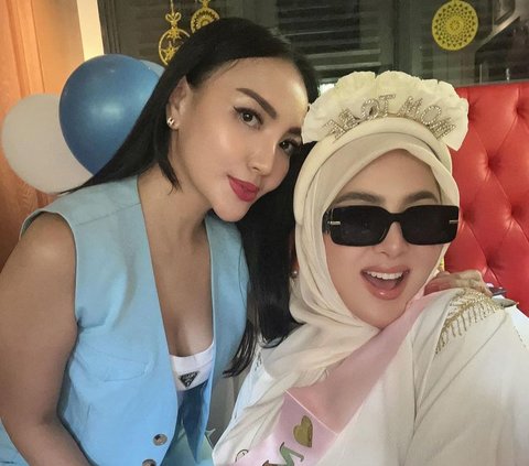 8 Potret Baby Shower dan Gender Reveal Syahrini, Dikejutkan oleh para Sahabat yang Datang ke Singapore - Bumil Cantik dan Sehat