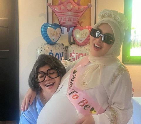 8 Potret Baby Shower dan Gender Reveal Syahrini, Dikejutkan oleh para Sahabat yang Datang ke Singapore - Bumil Cantik dan Sehat