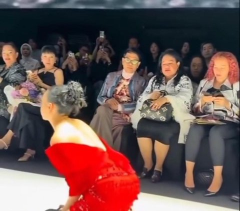 Naura Ayu Falls on the Catwalk, Still Slaying in High Heels