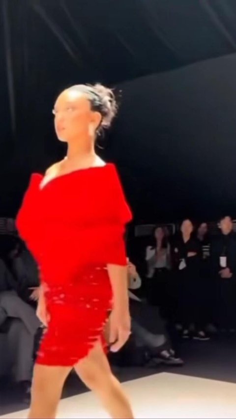 Naura Ayu Falls on the Catwalk, Still Slaying in High Heels