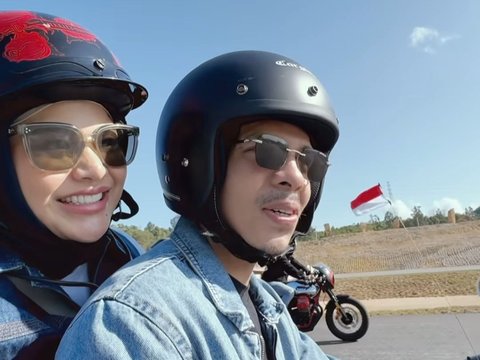 7 Potret Atta Halilintar Bonceng Aurel Naik Vespa saat Motoran Bersama Rombongan Presiden Jokowi di Balikpapan