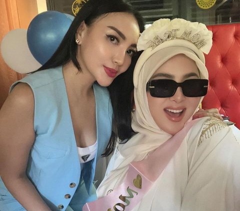 Digelar Sederhana, Potret Baby Shower & Gender Reveal Syahrini Bareng Suami dan Sahabat yang Langsung Datang ke Singapura