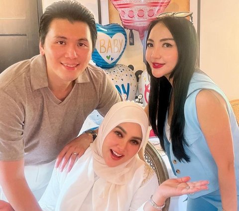 Digelar Sederhana, Potret Baby Shower & Gender Reveal Syahrini Bareng Suami dan Sahabat yang Langsung Datang ke Singapura