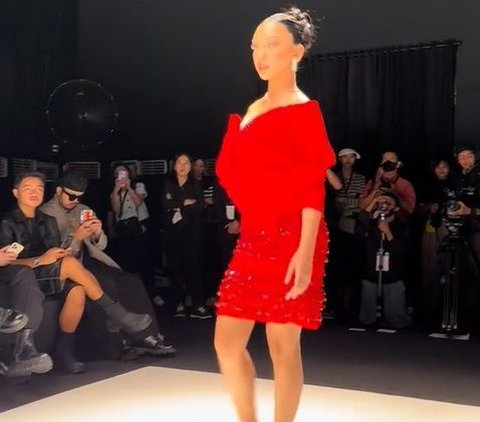 Naura Ayu Falls on the Catwalk, Still Slaying in High Heels