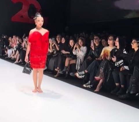 Naura Ayu Falls on the Catwalk, Still Slaying in High Heels