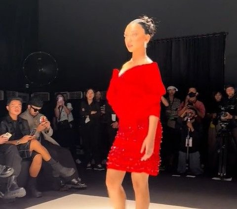 Naura Ayu Falls on the Catwalk, Still Slaying in High Heels