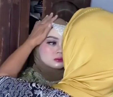 The Resigned Face of the Bride Made Up by Her Grandmother Who Was Once a Makeup Artist