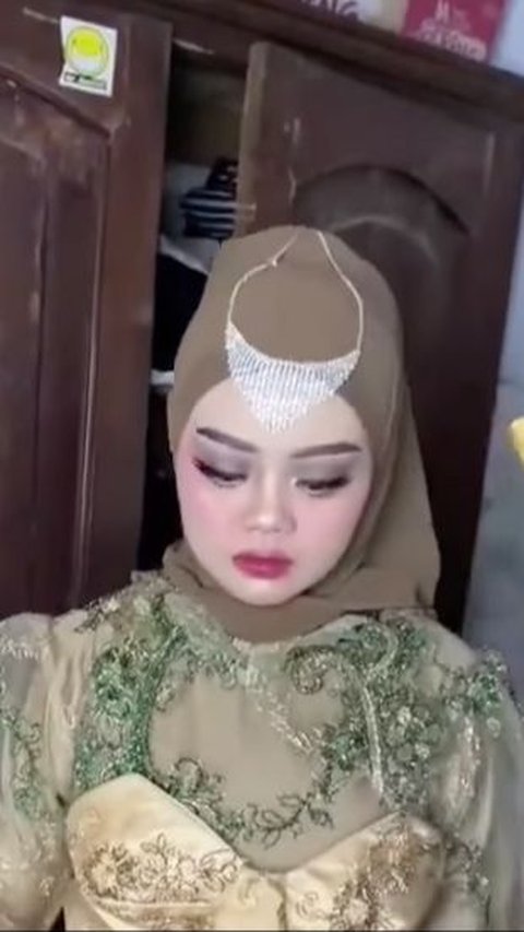 The Resigned Face of the Bride Made Up by Her Grandmother Who Was Once a Makeup Artist