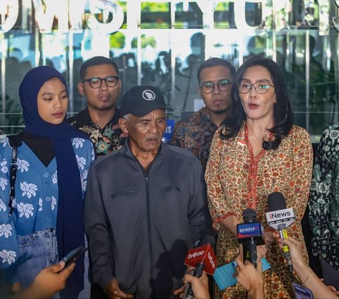 Ujang, ayah kandung dari almarhumah Dini Sera Afrianti, bersama Alfika Risma, adik Dini, serta kuasa hukum keluarga korban dan Anggota DPR Rieke Diah Pitaloka, melaporkan Tim Majelis Hakim Pengadilan Negeri Surabaya ke Komisi Yudisial (KY). Foto: merdeka.com / Arie Basuki<br>