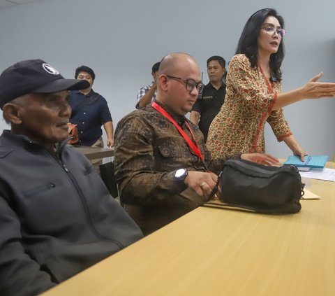 Tim kuasa hukum keluarga korban menyatakan bahwa terdapat kejanggalan dalam putusan yang dijatuhkan oleh majelis hakim yang terdiri dari Erintuah Damanik sebagai hakim ketua, serta Heri Hanindyo dan Mangapul sebagai hakim anggota.Foto: merdeka.com / Arie Basuki<br>