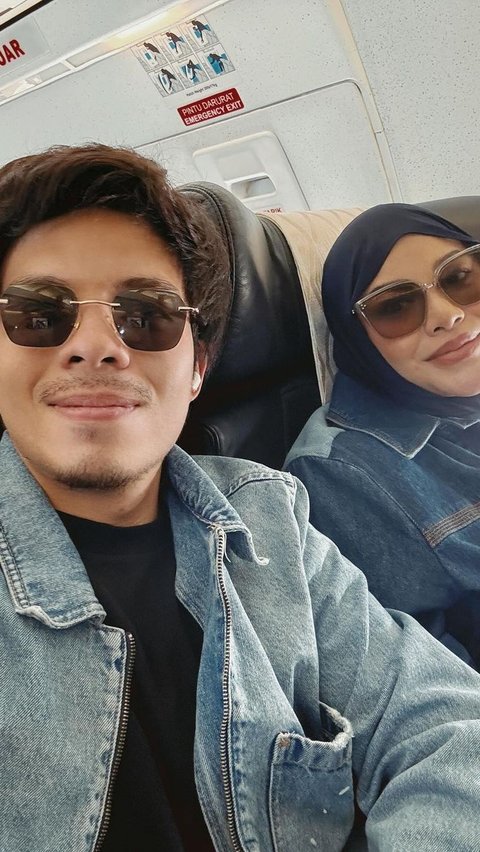 Di dalam pesawat Atta dan Aurel duduk berdampingan.<br>