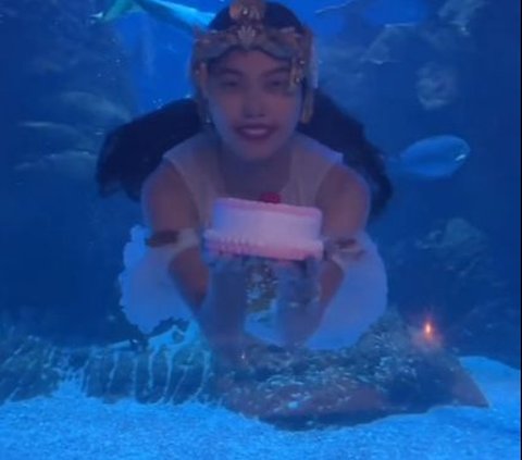 Jadi Mermaid, Aksi Wanita Beri Kejutan Manis untuk Suaminya yang Ulang Tahun Ini Curi Perhatian